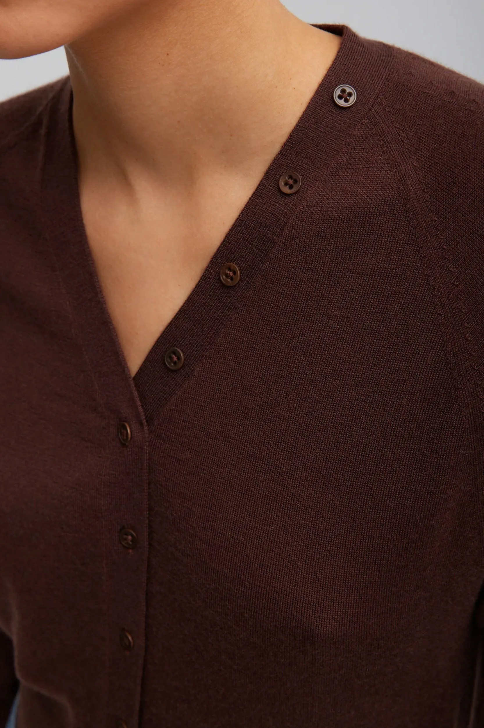 Cashmere Silk Blend Slim Cardigan in Hickory