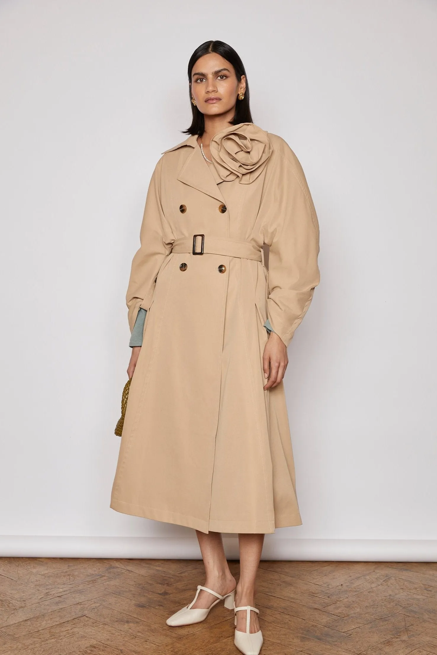 NAVI 2 TRENCH WITH CORSAGE IN BEIGE