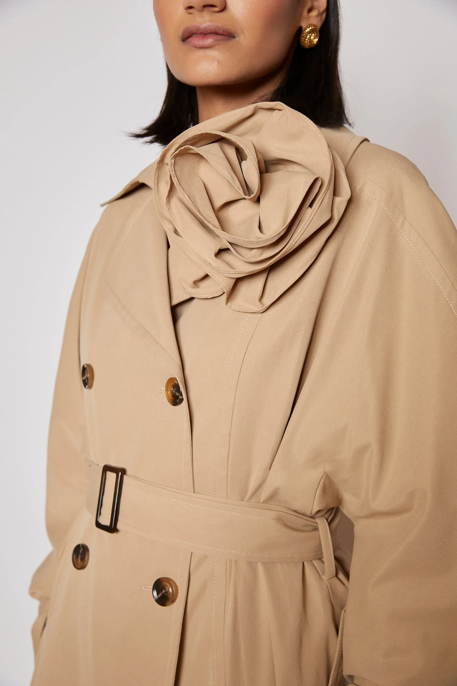 NAVI 2 TRENCH WITH CORSAGE IN BEIGE