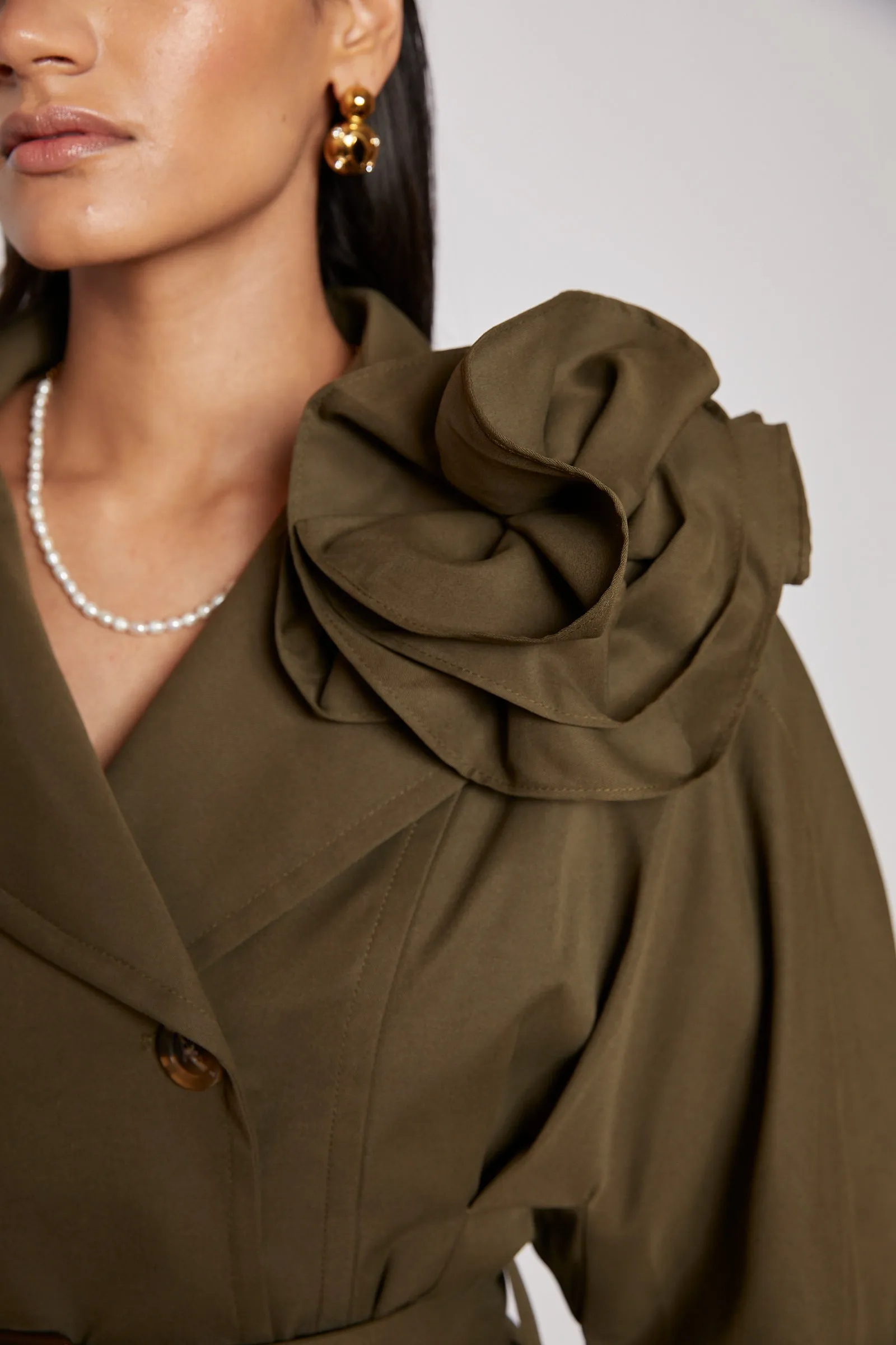 NAVI 2 TRENCH WITH CORSAGE IN KHAKI