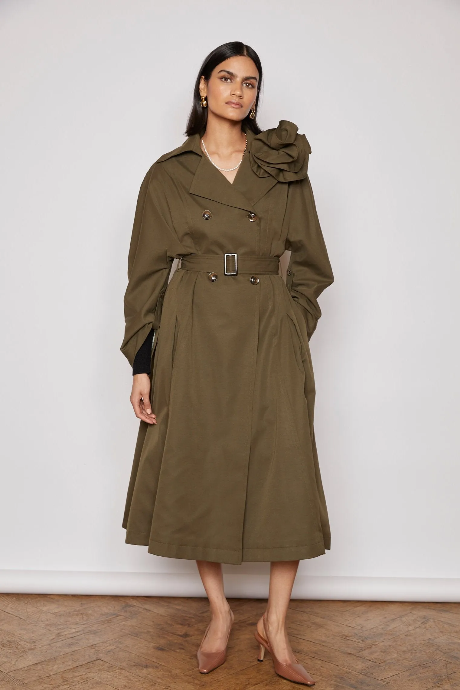 NAVI 2 TRENCH WITH CORSAGE IN KHAKI